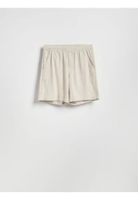 Reserved - Szorty regular z lnem - beżowy. Kolor: beżowy. Materiał: len