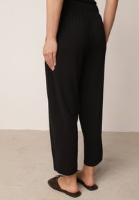 Born2be - Czarne Spodnie z Eleganckimi Zakładkami i Nogawkami o Długości 3/4 Dorasea. Okazja: do pracy, na co dzień. Kolekcja: plus size. Kolor: czarny. Styl: elegancki #4