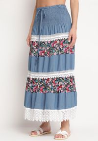 Born2be - Biało-Niebieska Jeansowa Rozkloszowana Spódnica Bawełniana z Gumką w Pasie Zdobiona Koronką Tesaopi. Kolor: biały. Materiał: bawełna, koronka, jeans. Wzór: aplikacja, koronka. Sezon: lato