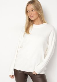 Born2be - Biały Gładki Sweter z Rękawami Typu Nietoperz Ralanevia. Okazja: do pracy, na co dzień. Kolor: biały. Wzór: gładki. Styl: casual #5