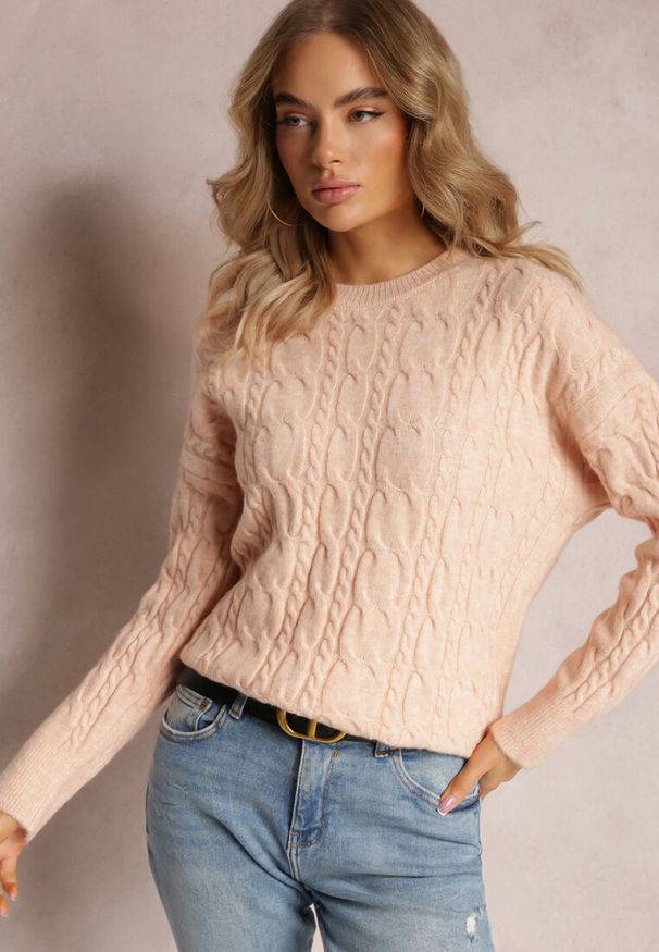 Renee - Jasnopomarańczowy Sweter z Okrągłym Dekoltem i Splotem w Warkocze Dawnitta. Kolor: pomarańczowy. Materiał: dzianina, tkanina. Długość rękawa: długi rękaw. Długość: długie. Wzór: ze splotem. Styl: klasyczny