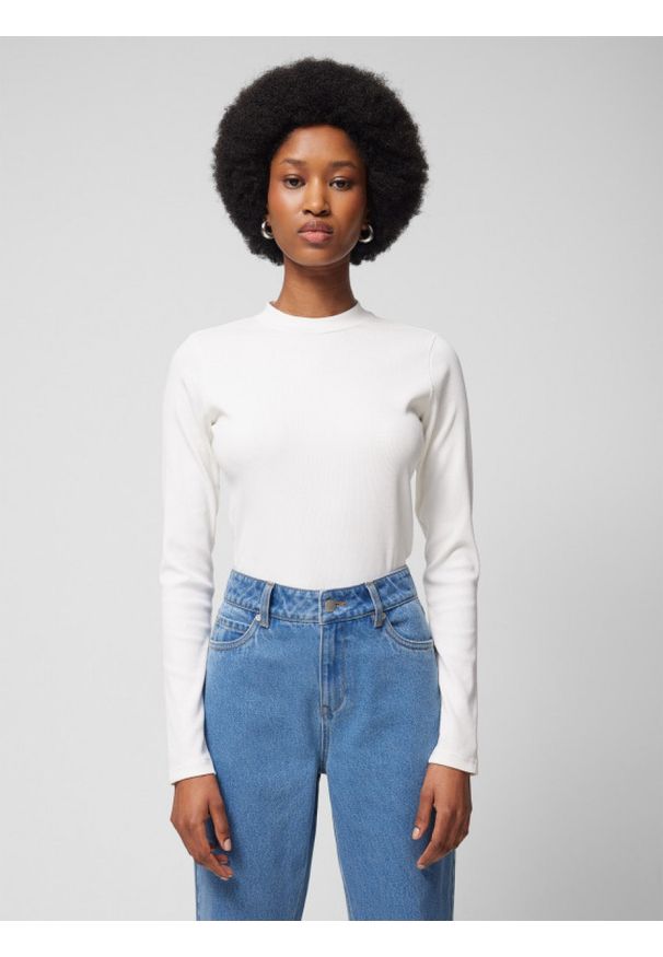 outhorn - Longsleeve basic w prążki damski - złamana biel. Okazja: na co dzień. Typ kołnierza: kołnierzyk stójkowy. Materiał: prążkowany, bawełna, elastan, materiał, dzianina. Długość rękawa: długi rękaw. Długość: długie. Wzór: prążki. Styl: casual
