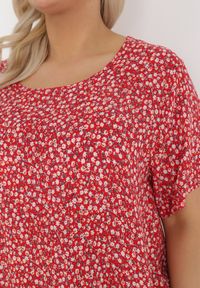 Born2be - Czerwona Bluzka z Wiskozy Maerelaia. Kolekcja: plus size. Kolor: czerwony. Materiał: wiskoza. Długość: krótkie. Wzór: kwiaty. Sezon: lato