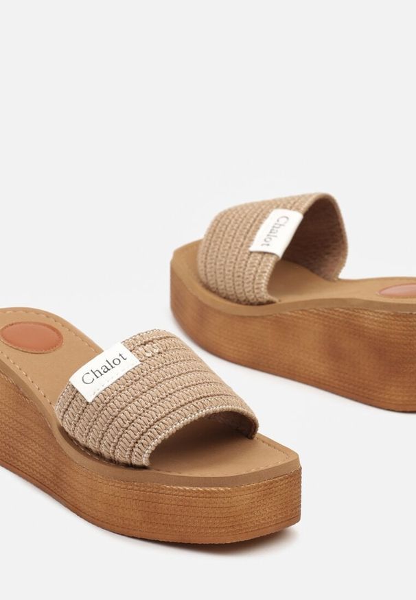 Born2be - Ciemnobeżowe Klapki na Koturnie z Plecionym Paskiem Valevelia. Okazja: na co dzień. Nosek buta: otwarty. Kolor: beżowy. Materiał: jeans, zamsz. Sezon: lato. Obcas: na koturnie. Styl: boho, elegancki, casual