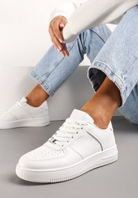 Born2be - Białe Sneakersy Sznurowane o Klasycznym Fasonie Kauma. Nosek buta: okrągły. Zapięcie: sznurówki. Kolor: biały. Materiał: materiał. Obcas: na obcasie. Wysokość obcasa: niski #2
