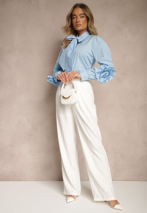 Renee - Niebieska Koszula z Elegancką Kokardą i Falbanami Zaliressa. Okazja: na spotkanie biznesowe. Typ kołnierza: kokarda. Kolor: niebieski. Długość rękawa: długi rękaw. Długość: długie. Wzór: aplikacja. Styl: elegancki