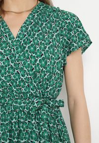 Born2be - Zielona Sukienka z Wiskozy z Kopertowym Dekoltem i Gumką w Talii Moanalise. Kolor: zielony. Materiał: wiskoza. Sezon: lato. Typ sukienki: kopertowe #7