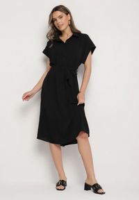 Born2be - Czarna Sukienka z Bawełną i Ozdobnym Paskiem Savanire. Okazja: na co dzień. Kolor: czarny. Materiał: bawełna. Typ sukienki: koszulowe. Styl: elegancki, klasyczny, casual #1