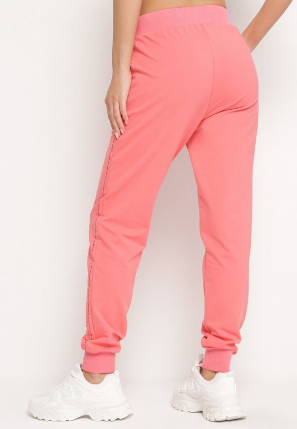 Born2be - Różowe Spodnie Dresowe z Wyższym Stanem Ozdobnie Wiązane w Pasie Crisada. Okazja: na co dzień. Stan: podwyższony. Kolor: różowy. Materiał: dresówka. Styl: casual, elegancki