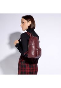 Wittchen - Damski plecak z miękkiej ekoskóry. Kolor: czerwony. Materiał: skóra ekologiczna. Wzór: haft. Styl: elegancki, sportowy #4