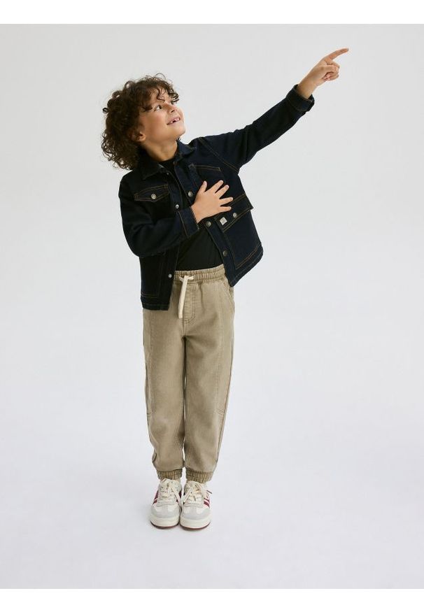 Reserved - Elastyczne jeansy jogger - beżowy. Kolor: beżowy