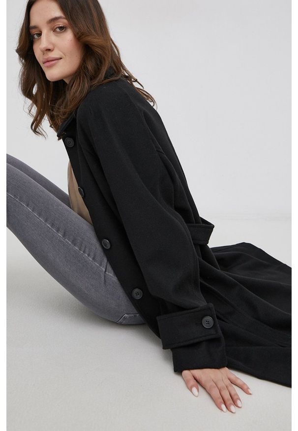 Vero Moda Płaszcz damski kolor czarny przejściowy. Okazja: na co dzień. Kolor: czarny. Materiał: poliester. Styl: casual