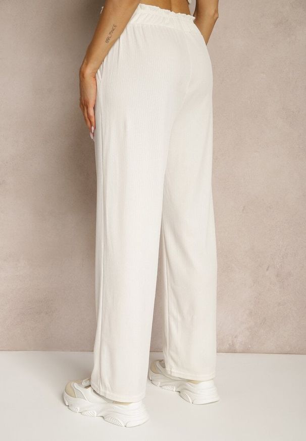 Renee - Jasnobeżowe Spodnie High Waist o Fasonie Paper Bag z Gumką w Talii Lunalitia. Okazja: na co dzień. Stan: podwyższony. Kolor: beżowy. Wzór: aplikacja. Styl: elegancki, casual