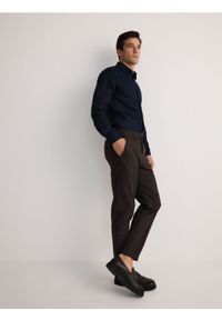 Reserved - Spodnie jogger z lnem - ciemnobrązowy. Kolor: brązowy. Materiał: len #1