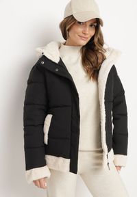 Born2be - Czarna Pikowana Kurtka o Prostym Kroju z Kapturem Obszyta Ozdobnym Futerkiem Ettelinea. Okazja: na co dzień. Typ kołnierza: kaptur. Kolor: czarny. Materiał: futro. Styl: casual #4