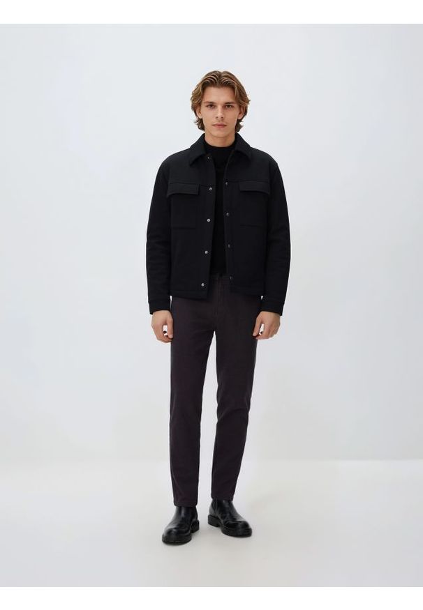 Reserved - Bawełniane spodnie slim fit - mahoniowy. Kolor: brązowy. Materiał: bawełna