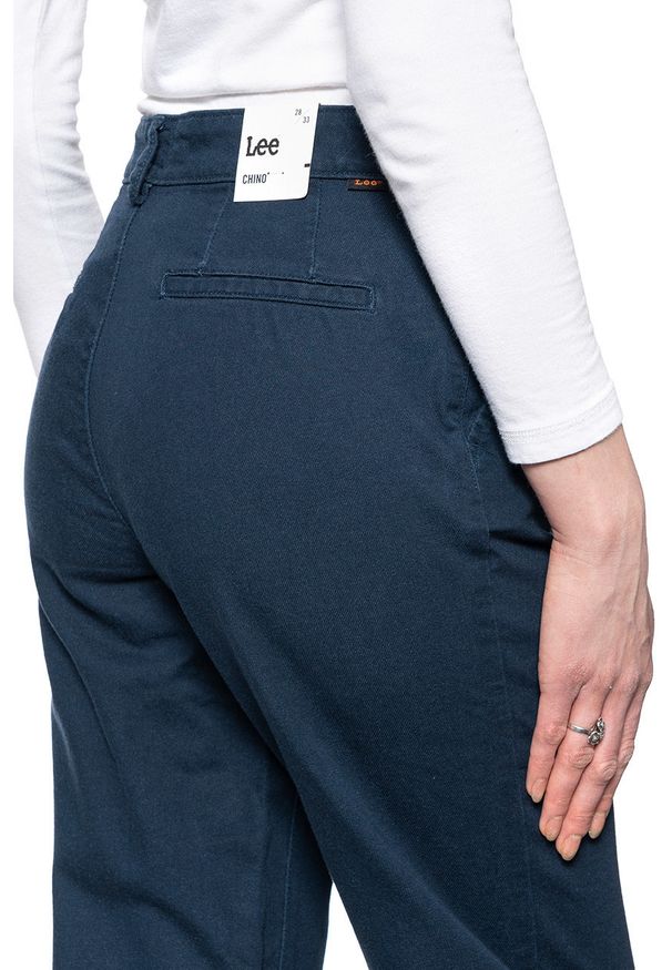 Lee - LEE CHINO DAMSKIE SPODNIE MATERIAŁOWE L32CQSRZ 112107351. Materiał: materiał