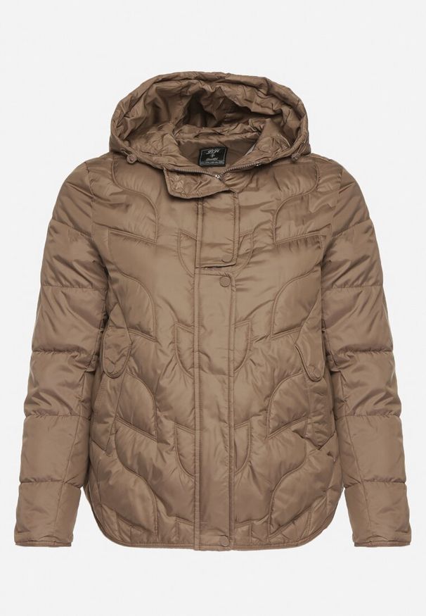 Born2be - Brązowa Pikowana Kurtka Przejściowa o Klasycznym Kroju z Kapturem Tavitte. Okazja: na spacer, na co dzień. Typ kołnierza: kaptur. Kolekcja: plus size. Kolor: brązowy. Materiał: jeans, poliester. Wzór: aplikacja. Styl: klasyczny