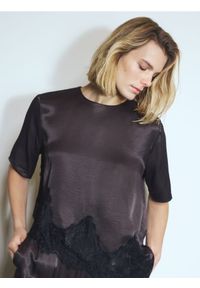 Reserved - Asymetryczny top z koronką - ciemnobrązowy. Kolor: brązowy. Materiał: koronka. Wzór: koronka #1