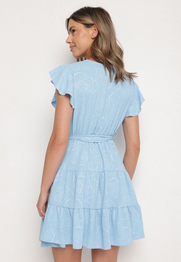 Born2be - Jasnoniebieska Kopertowa Sukienka Ozdobiona Falbanami i Paskiem Liliessa. Okazja: na co dzień. Typ kołnierza: dekolt w kształcie V. Kolor: niebieski. Wzór: aplikacja. Typ sukienki: kopertowe. Styl: klasyczny, casual, elegancki