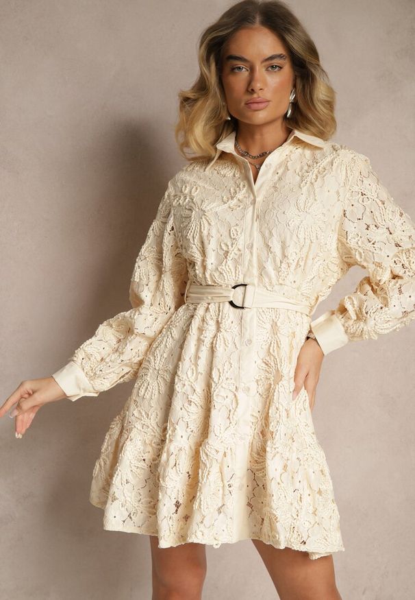 Renee - Jasnobeżowa Rozkloszowana Sukienka o Koszulowym Kroju z Paskiem Ozdobiona Koronką i Haftem Roniella. Okazja: na spotkanie biznesowe, na co dzień. Kolor: beżowy. Materiał: koronka. Wzór: aplikacja, haft, koronka. Typ sukienki: koszulowe. Styl: elegancki, casual, klasyczny, biznesowy