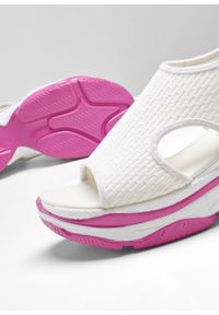 Sandały na koturnie bonprix biało-neonowy różowy. Kolor: biały. Obcas: na koturnie #5