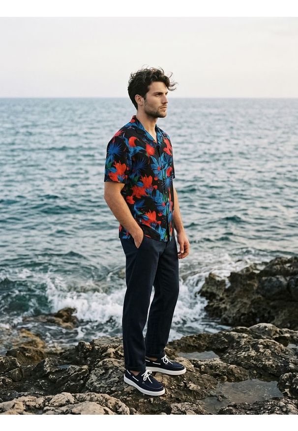 Sinsay - Wiskozowa koszula z krótkim rękawem - czarny. Kolor: czarny. Materiał: wiskoza. Długość rękawa: krótki rękaw. Długość: krótkie