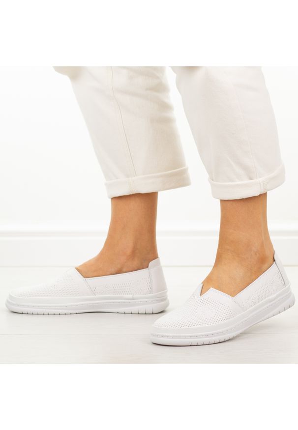 Białe skórzane półbuty damskie Filippo Dp7660/26. Okazja: na co dzień. Nosek buta: okrągły. Kolor: biały. Materiał: skóra. Szerokość cholewki: normalna. Sezon: wiosna, lato. Styl: casual, elegancki