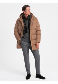 Ombre Clothing - Długa zimowa kurtka męska pikowana o satynowym wykończeniu - jasnobrązowa V2. Kolor: brązowy. Materiał: satyna. Długość: długie. Wzór: nadruk. Sezon: zima. Styl: elegancki