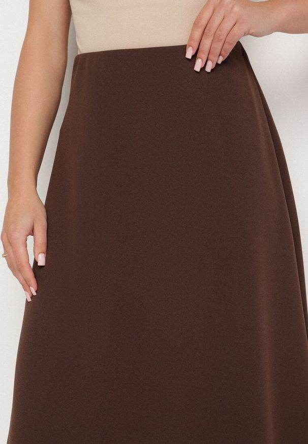 Born2be - Ciemnobrązowa Klasyczna Spódnica Midi Rozkloszowana Verettia. Okazja: na co dzień, na spacer. Kolor: brązowy. Wzór: aplikacja. Styl: klasyczny