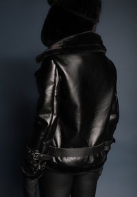 Renee - Czarna Kurtka Biker Adadina. Okazja: na co dzień. Kolor: czarny. Materiał: futro. Długość rękawa: długi rękaw. Długość: długie. Wzór: paski, aplikacja. Styl: casual, elegancki