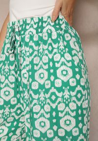 Renee - Zielone Wzorzyste Spodnie z Szerokimi Nogawkami i Gumką w Pasie z Wiskozy Zixia. Okazja: na co dzień. Kolor: zielony. Materiał: wiskoza. Styl: boho, casual #3