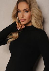Renee - Czarny Sweter z Wełną przy Dekolcie Ozdobiony Falbanką Seatoria. Okazja: na co dzień. Typ kołnierza: kołnierz z falbankami. Kolor: czarny. Materiał: wełna. Wzór: aplikacja. Styl: casual, wizytowy