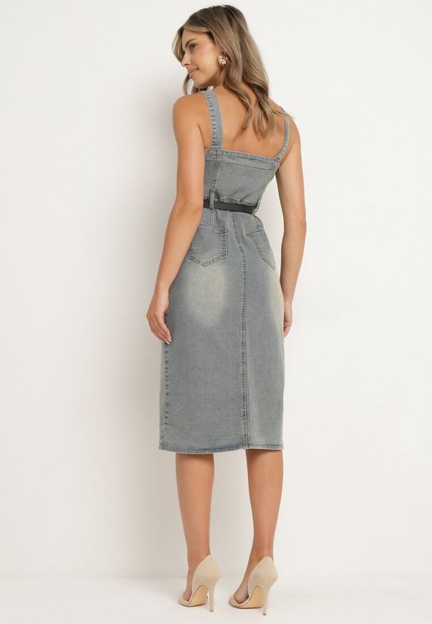 Born2be - Jasnoniebieska Sukienka Jeansowa z Paskiem z Ekoskóry Zapinana na Napy na Ramiączkach Wezia. Kolor: niebieski. Materiał: jeans. Długość rękawa: na ramiączkach. Sezon: lato