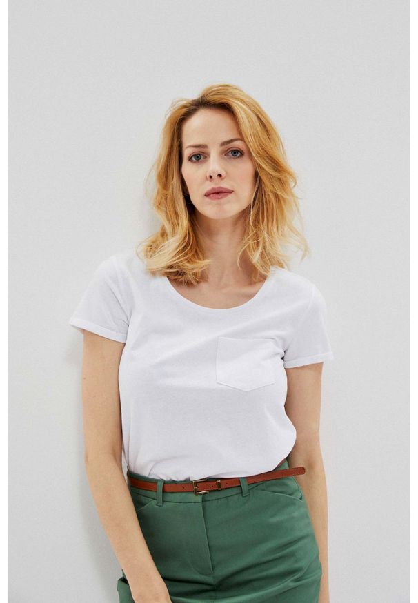 MOODO - Gładki t-shirt z kieszonką. Materiał: bawełna. Długość rękawa: krótki rękaw. Długość: krótkie. Wzór: gładki
