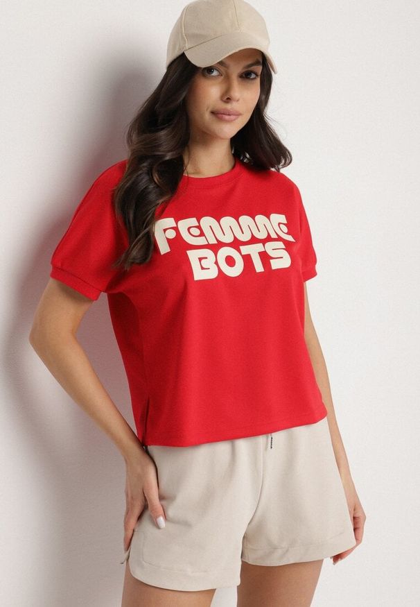 Born2be - Czerwony T-shirt Ozdobiony Napisem Devenee. Okazja: na co dzień. Kolor: czerwony. Materiał: jeans. Wzór: napisy, aplikacja. Styl: klasyczny, casual