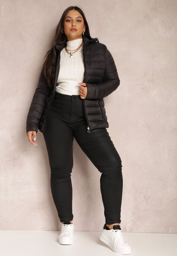 Renee - Czarna Kurtka Pikowana Jyva. Kolekcja: plus size. Kolor: czarny. Materiał: materiał, tkanina. Długość rękawa: długi rękaw. Długość: długie. Sezon: jesień, zima