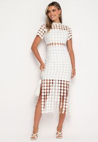 Born2be - Biała Ażurowa Dopasowana Sukienka Koktajlowa z Frędzlami Zapinana na Suwak Vimereas. Okazja: na co dzień. Kolor: biały. Materiał: jeans. Wzór: ażurowy. Typ sukienki: dopasowane. Styl: wizytowy #5