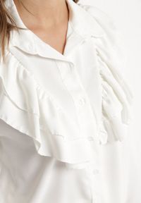 Born2be - Biała Koszula z Ozdobną Falbaną Cornelea. Okazja: na co dzień. Kolor: biały. Materiał: jeans. Styl: klasyczny, casual, elegancki #7
