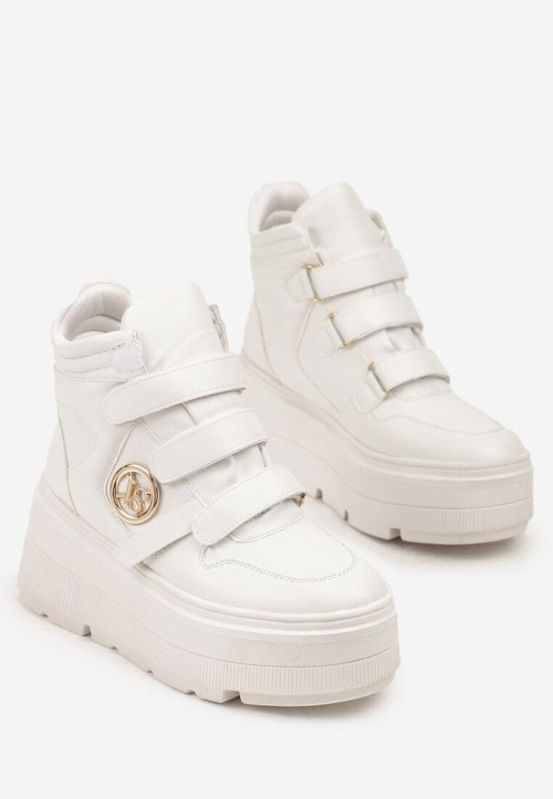 Born2be - Białe Botki Vices w Stylu Sneakersów na Platformie Afirriva. Okazja: na co dzień. Zapięcie: rzepy. Kolor: biały. Materiał: jeans. Wzór: aplikacja. Obcas: na platformie. Wysokość obcasa: średni