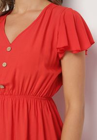 Born2be - Czerwona Rozkloszowana Bawełniana Sukienka z Guzikami i Falbanami Natinema. Okazja: na co dzień. Typ kołnierza: dekolt w serek. Kolor: czerwony. Materiał: bawełna. Sezon: lato. Styl: casual #5