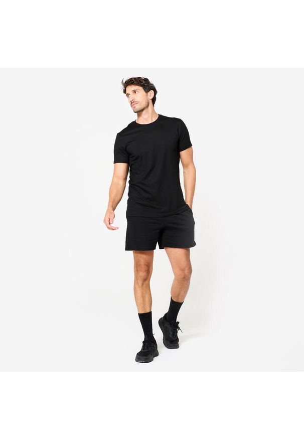 DOMYOS - Koszulka z krótkim rękawem męska Domyos Gym & Pilates 100 Sportee. Kolor: czarny. Materiał: materiał, prążkowany, bawełna, tkanina, elastan. Długość rękawa: krótki rękaw. Długość: krótkie. Wzór: ze splotem. Sport: joga i pilates
