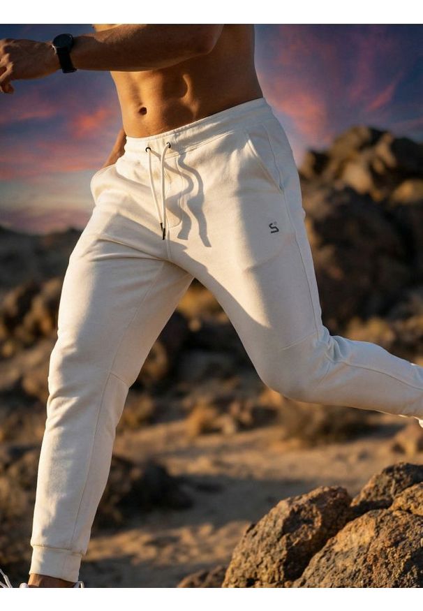 Sinsay - Spodnie tapered fit SNSY PERFORMANCE - biały. Kolor: biały