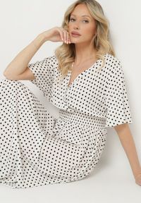 Born2be - Biała Kopertowa Sukienka z Bawełną w Kropki Ldivila. Okazja: na co dzień. Typ kołnierza: dekolt w kształcie V. Kolor: biały. Wzór: kropki. Typ sukienki: kopertowe. Materiał: bawełna. Długość rękawa: krótki rękaw. Sezon: wiosna, lato. Styl: casual #7