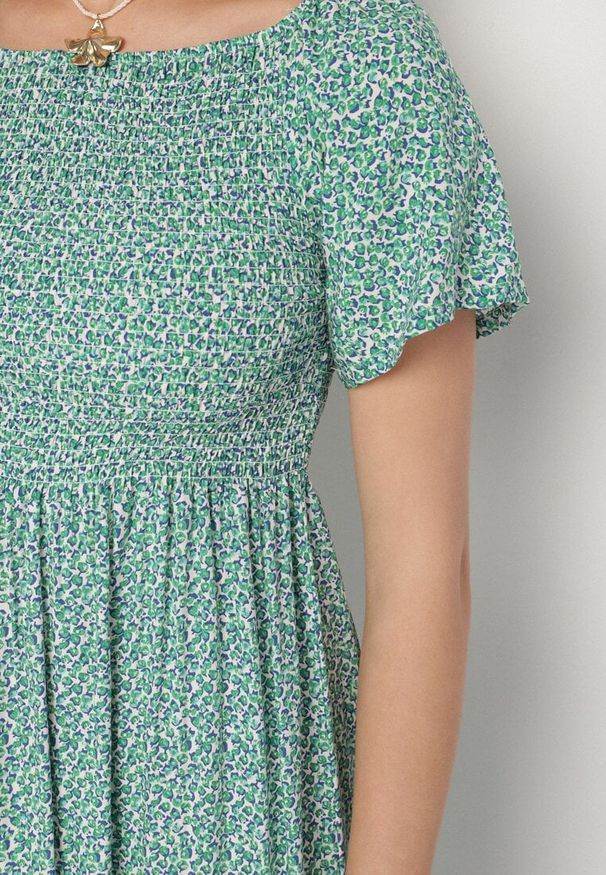 Born2be - Zielona Rozkloszowana Sukienka Hiszpanka z Bawełny w Kwiatowy Wzór Sadrivae. Okazja: na co dzień. Typ kołnierza: dekolt hiszpanka. Kolor: zielony. Materiał: bawełna. Wzór: kwiaty. Styl: klasyczny, casual