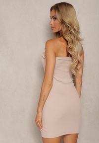 Renee - Beżowa Prążkowana Sukienka Bandeau bez Ramiączek z Dekoltem Ozdobionym Falbanką Vikotta. Okazja: na imprezę. Kolor: beżowy. Materiał: prążkowany. Długość rękawa: bez ramiączek. Wzór: aplikacja. Sezon: lato. Typ sukienki: proste. Długość: mini