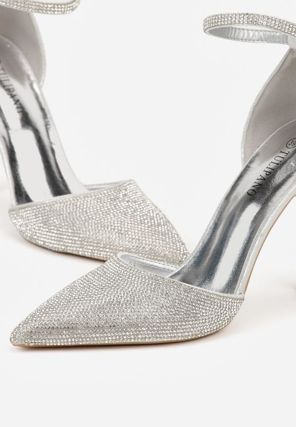 Born2be - Srebrne Szpilki z Paskiem wokół Kostki i Cyrkoniowym Zdobieniem Anwedela. Okazja: do pracy, na spotkanie biznesowe. Zapięcie: pasek. Kolor: srebrny. Materiał: satyna. Wzór: aplikacja. Obcas: na szpilce. Styl: biznesowy, klasyczny