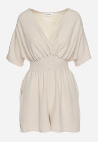 Born2be - Beżowy Kombinezon z Zakładkowym Dekoltem i Gumką w Talii Belandrea. Okazja: na co dzień. Kolor: beżowy. Materiał: jeans. Długość rękawa: krótki rękaw. Długość: krótkie. Sezon: lato. Styl: elegancki, casual, sportowy #4