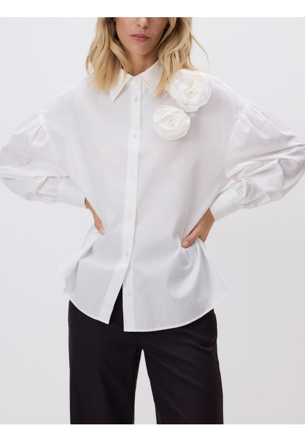 Reserved - Koszula z kwiatową aplikacją - biały. Kolor: biały. Materiał: bawełna. Wzór: aplikacja, kwiaty