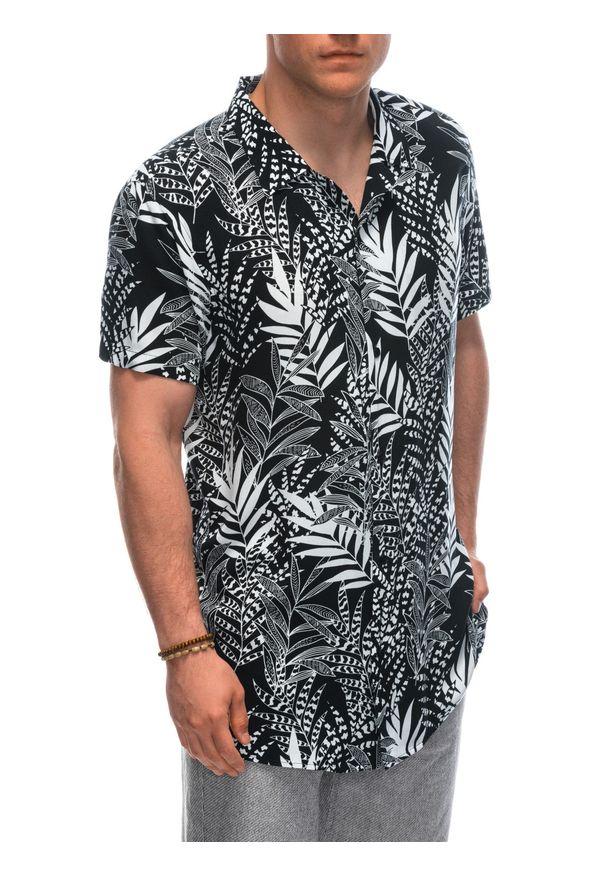 Ombre Clothing - Wiskozowa wzorzysta męska koszula z krótkim rękawem OM-SHPS-0113 - czarna/biała. Okazja: na co dzień. Kolor: czarny. Materiał: wiskoza. Długość rękawa: krótki rękaw. Długość: krótkie. Wzór: gładki, kolorowy. Styl: klasyczny, wakacyjny, casual